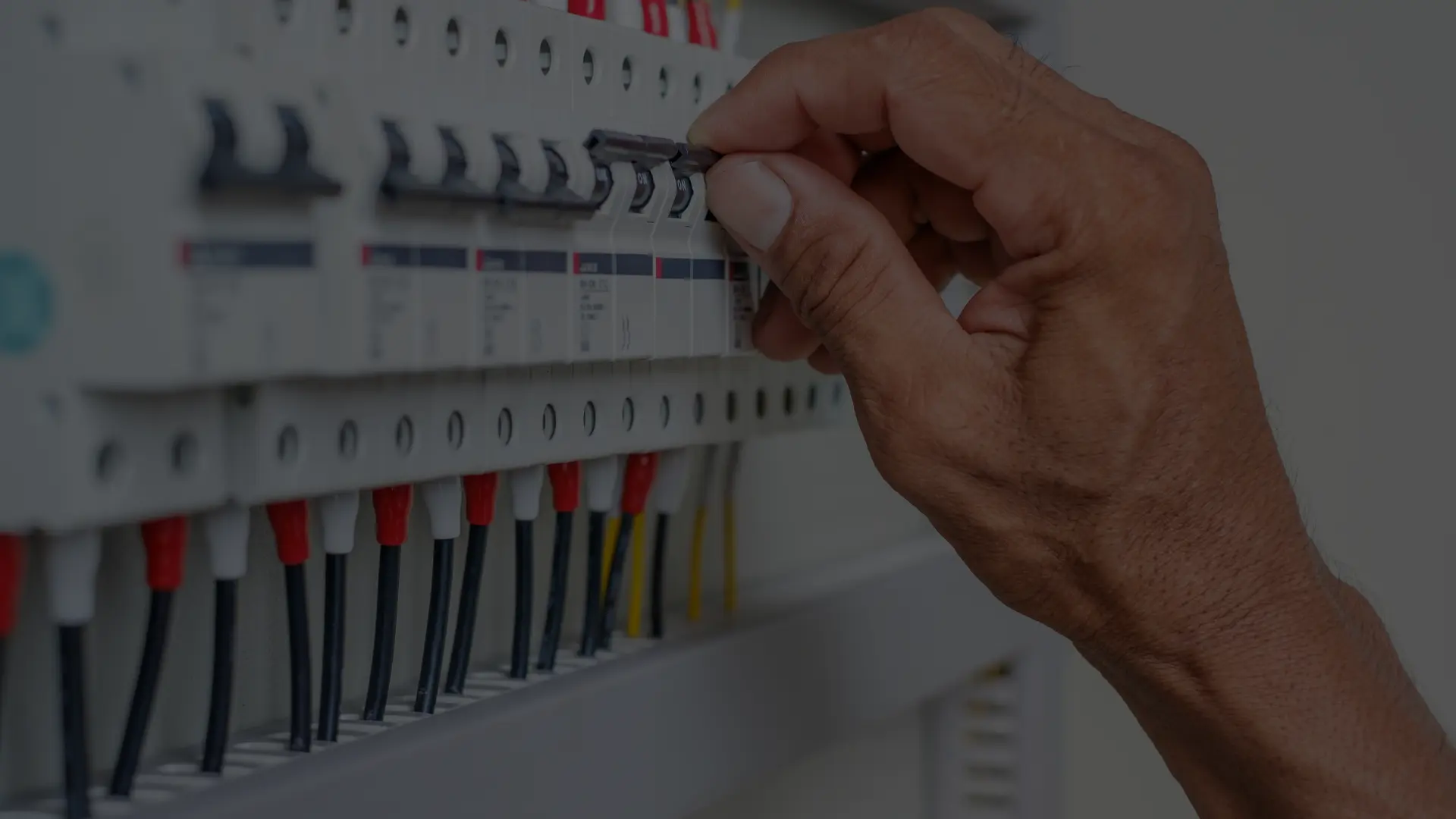 Dispositivos elétricos: entenda a diferença entre IDR, DDR e DPS